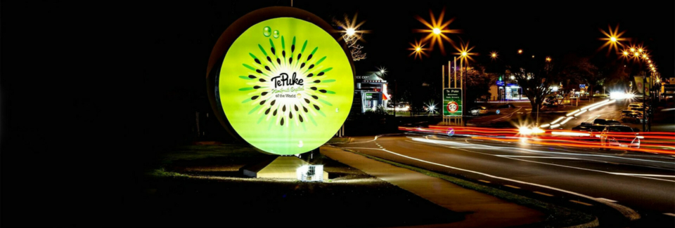 Te Puke Big Kiwifruit sign banner Top crop Scale Width Wz E5 Mj Bd